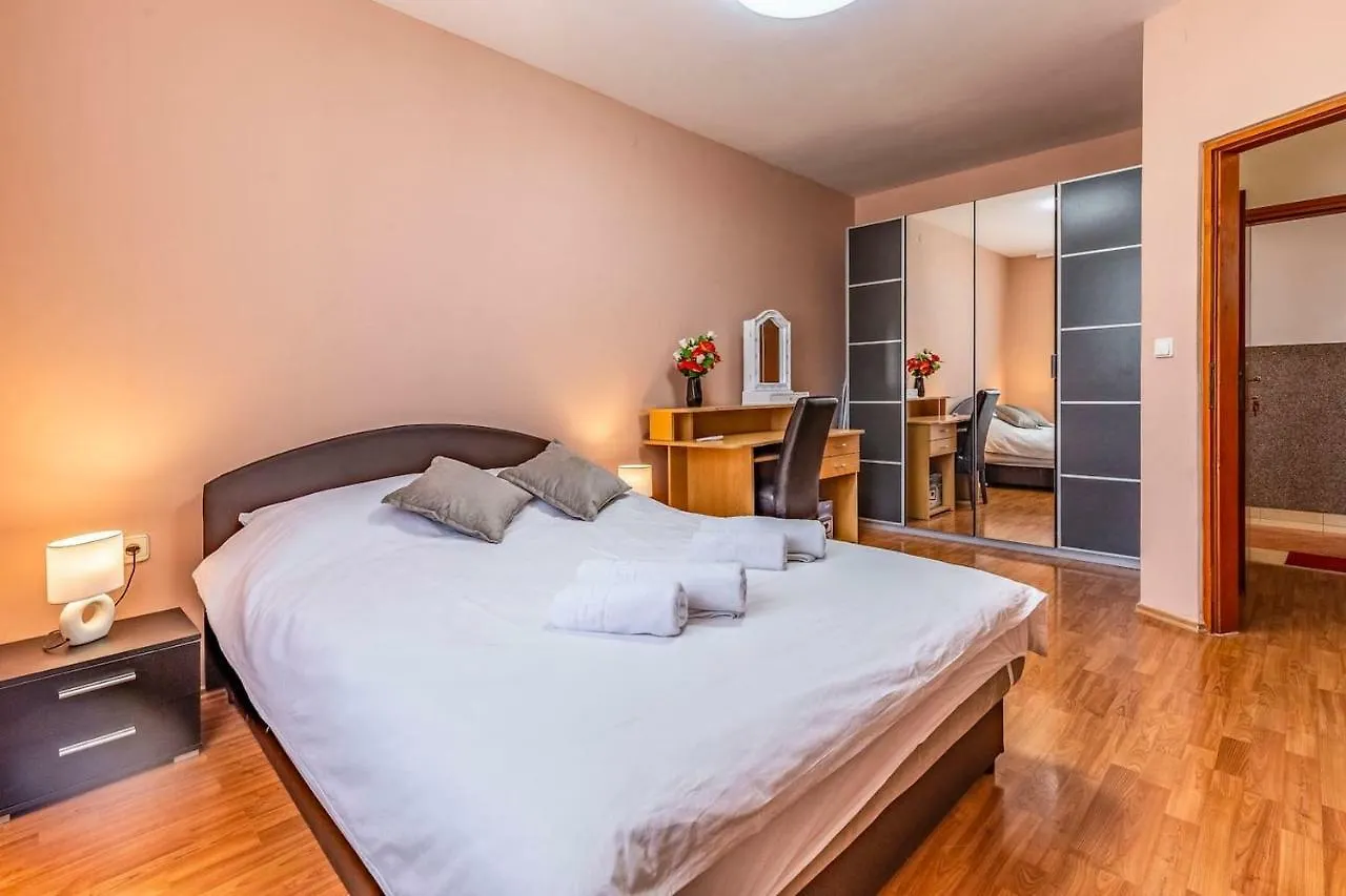 All Seasons Apartment Pula 0*,  Hırvatistan