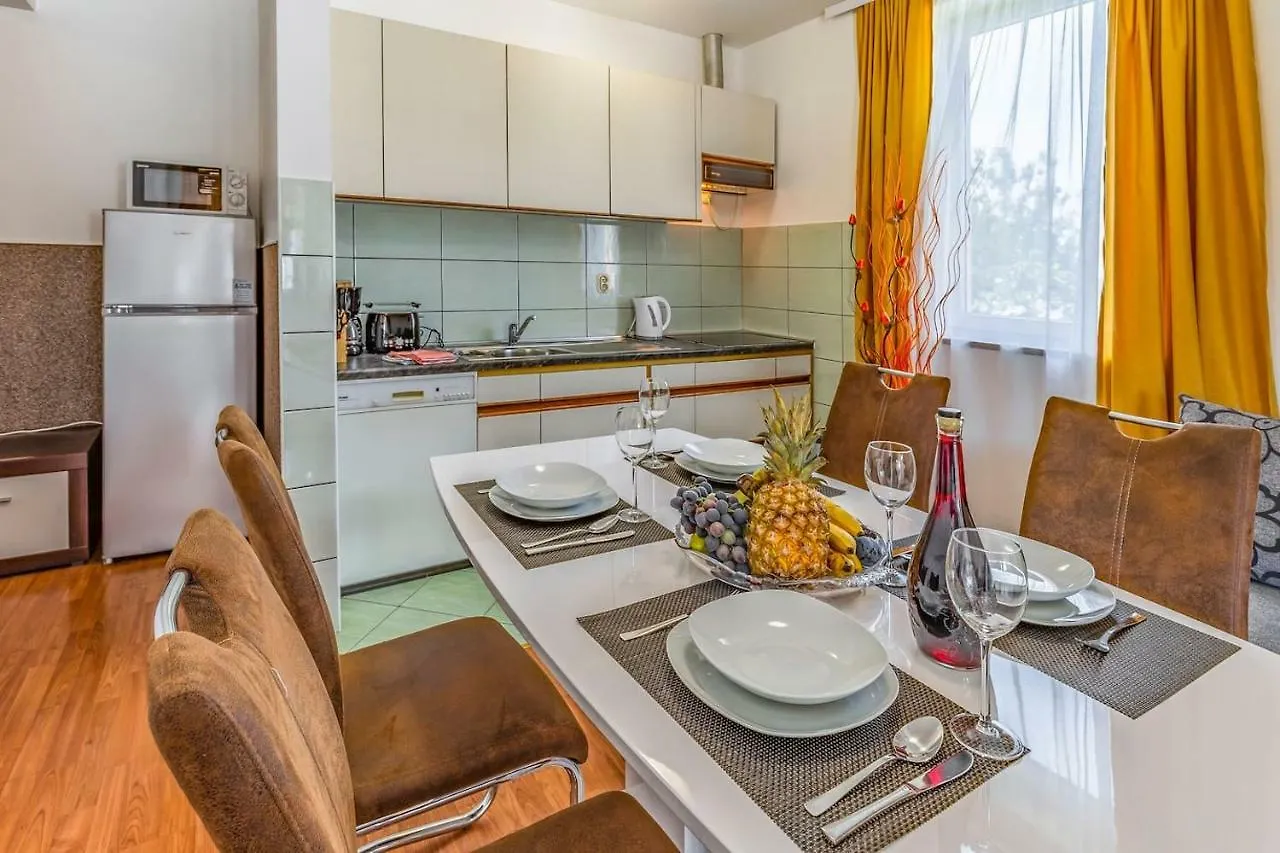 All Seasons Apartment Pula Hırvatistan
