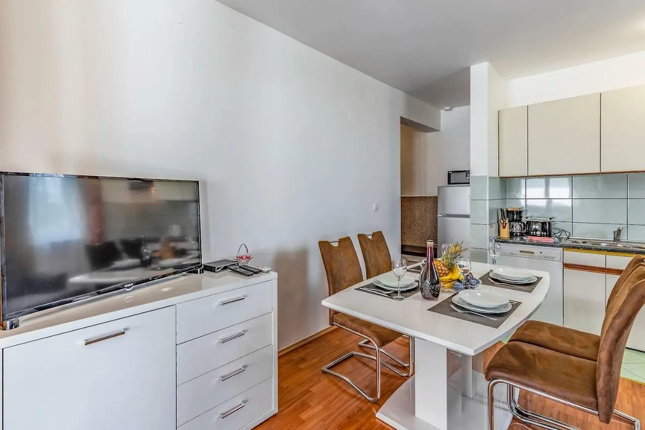 All Seasons Apartment Pula Hırvatistan