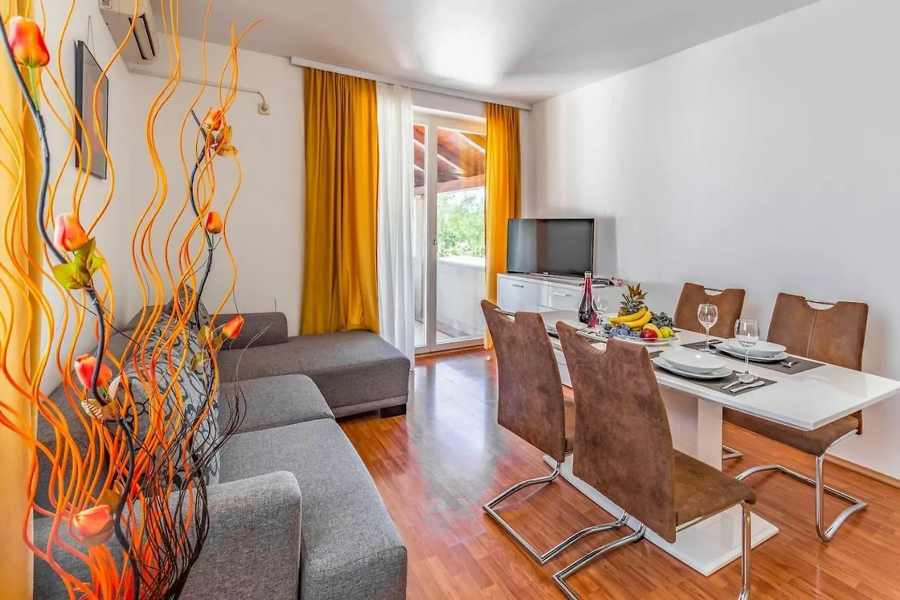 All Seasons Apartment Pula 0*,  Hırvatistan